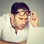 Barrierefreie Webseiten, Mann mit Brille vor Laptop