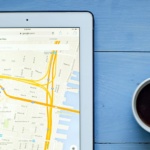 API-Key für Google Maps, Tablet mit Kaffee