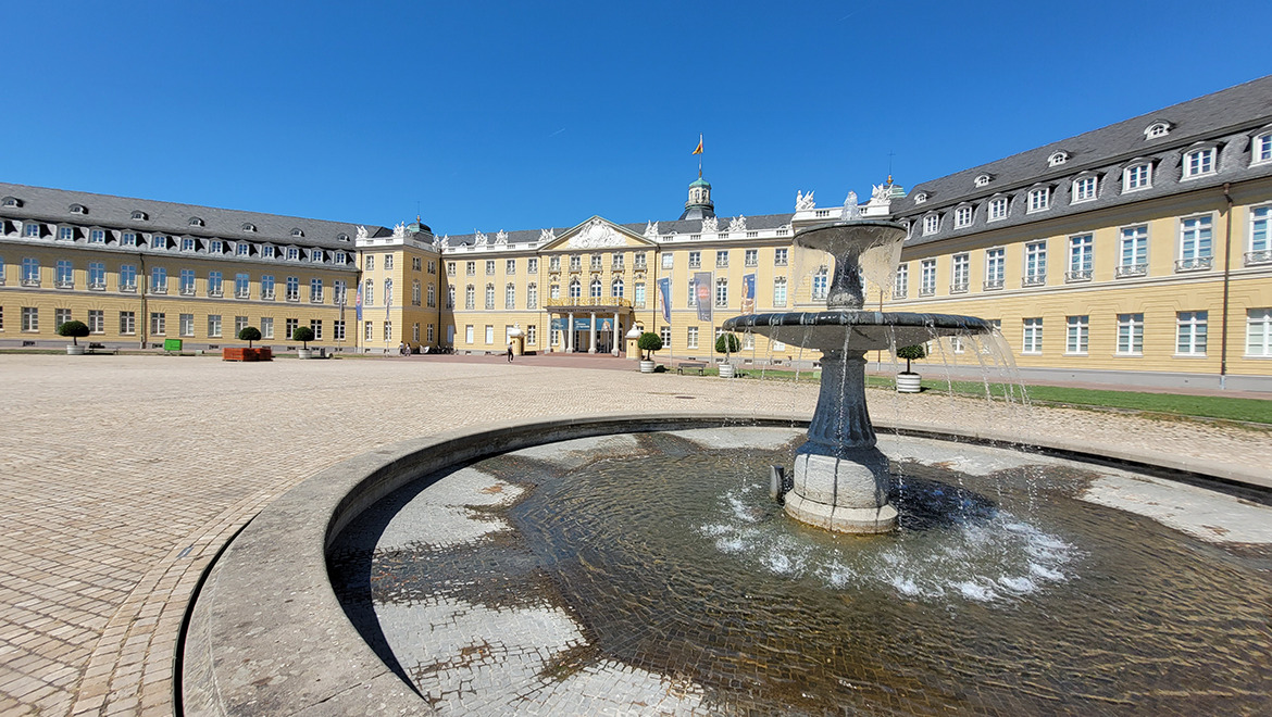 Frontansicht des Karlsruher Schlosses mit Springbrunnen davor