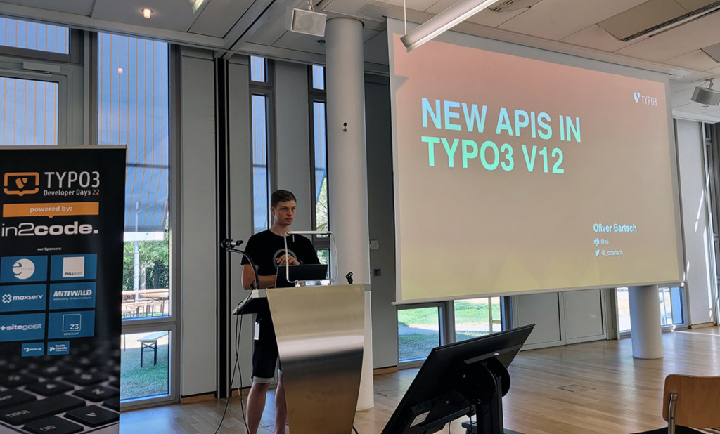 Vortragender und Folie mit Thema: NEW APIS IN TYPO3 V12