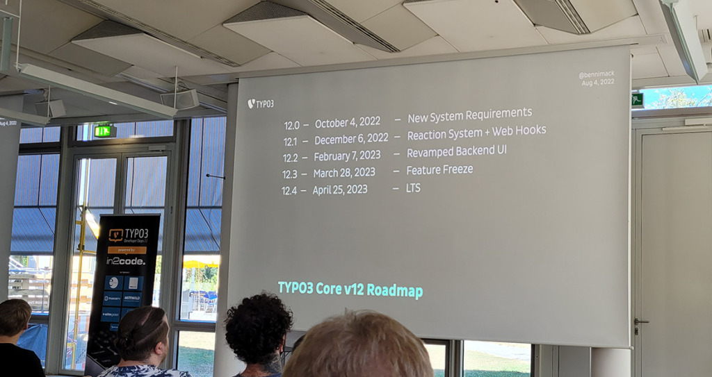 Folie mit der TYPO3 v12 Roadmap bei einer Präsentation innerhalb der TYPO3 Developer Days 2022