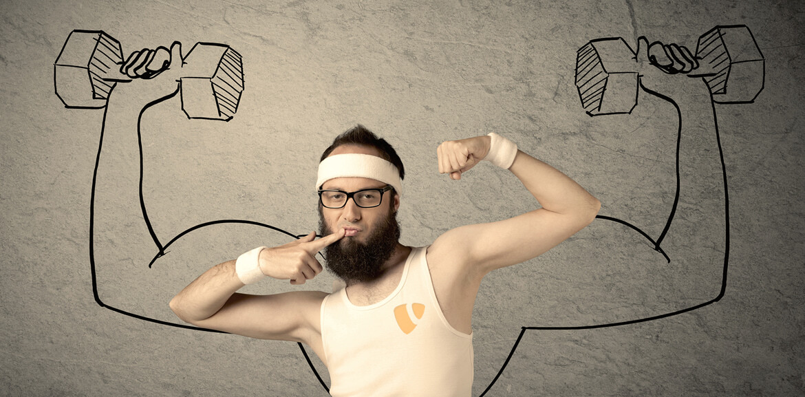 Mann trägt sportliches Outfit mit TYPO3-Logo. Auf der Wand hinter ihm sind muskulöse Oberarme mit Hanteln gezeichnet.