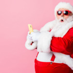 Erstaunter Weihnachtsmann mit Handy