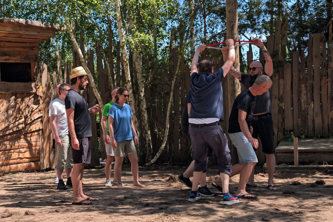 Team-Aufgabe durch eine Schlinge gehen beim clickstorm Sommerfest 2026 in Ferropolis