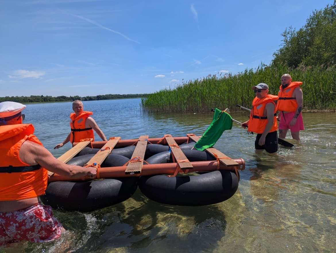 Team 2 zieht ihr Floß ins Wasser