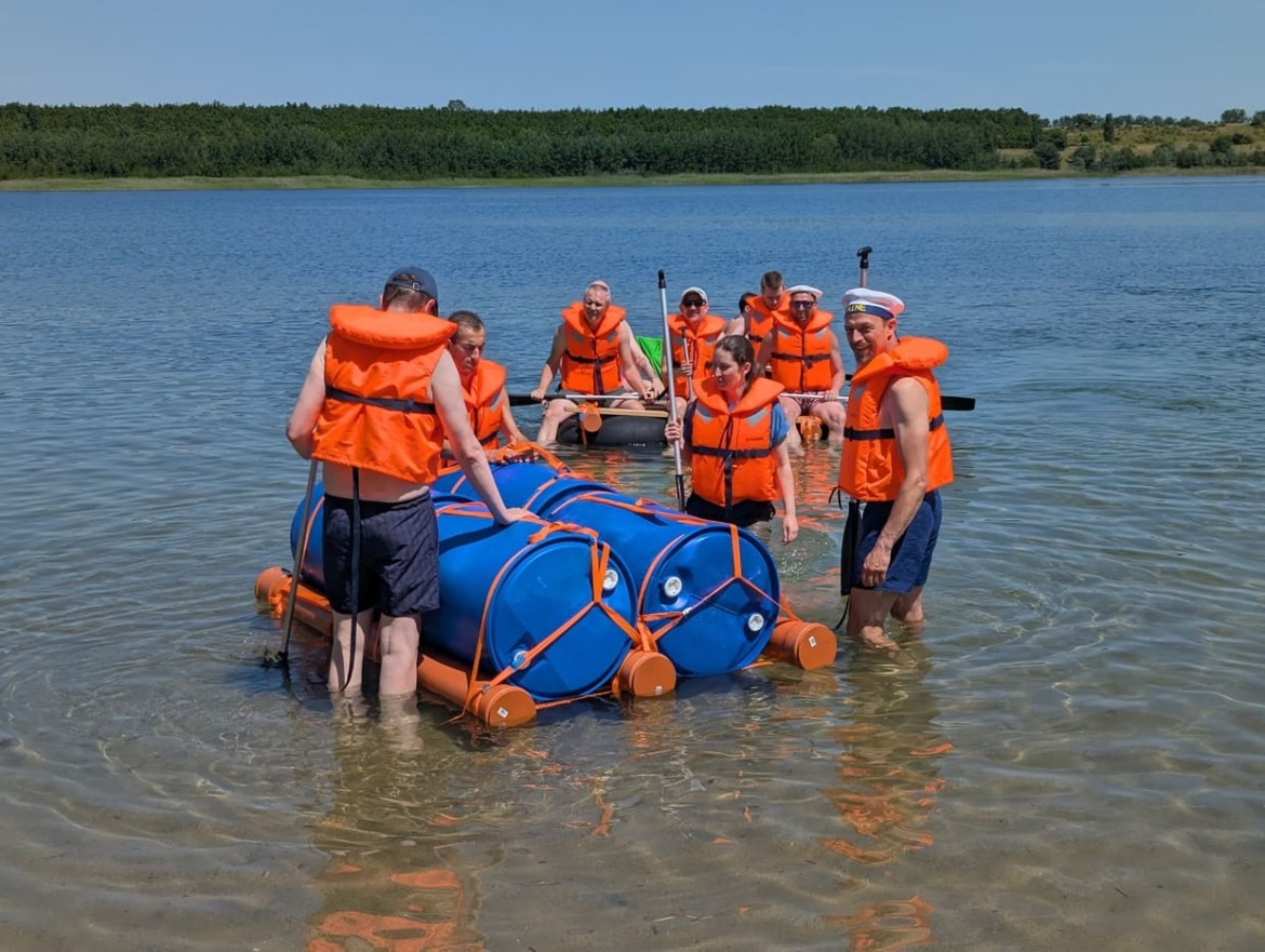 Team 1 und Team 2 haben ihre Flöße im Wasser