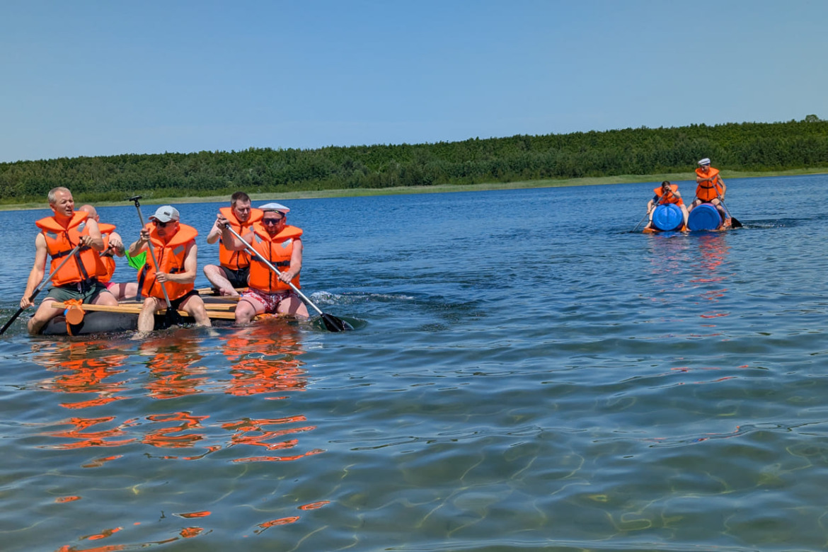 Regatta beim clickstorm Sommerfest 2026 mit beiden Flößen und Besatzung auf dem See, Team 1 liegt hinten