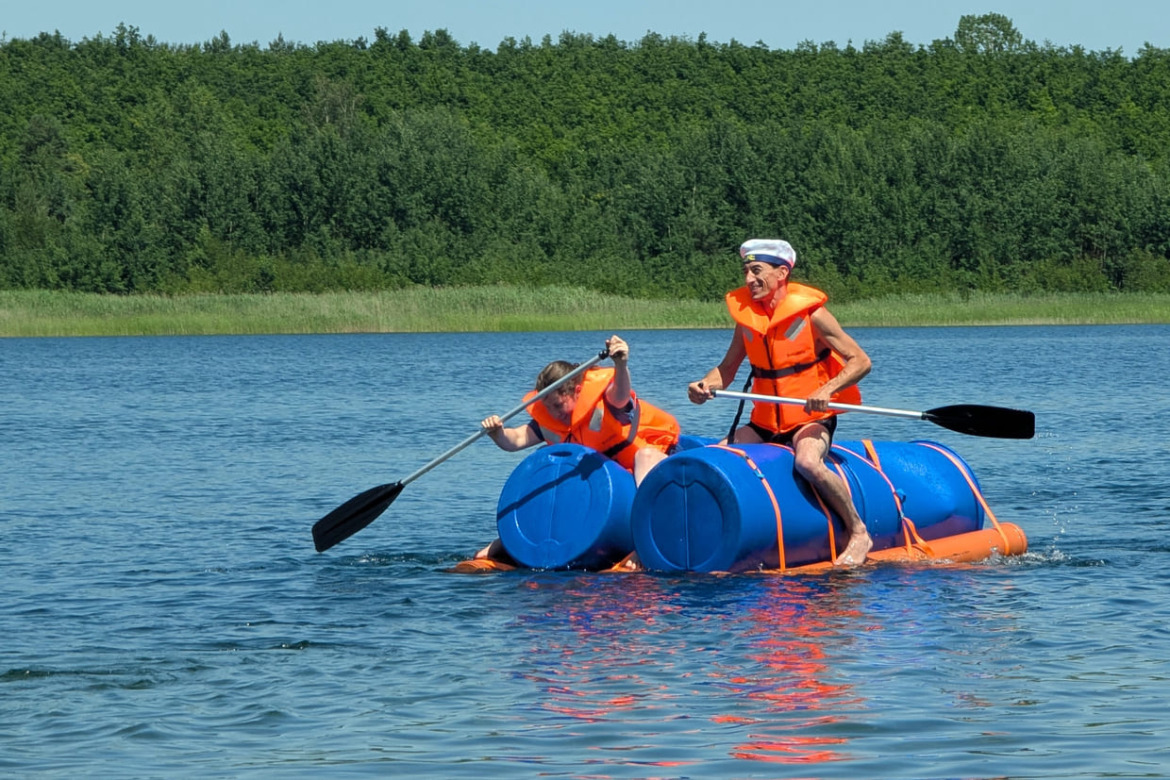 Regatta beim clickstorm Sommerfest 2026 mit der halben Besatzung von Team 1 auf dem Floß mit Fässern und Rohren