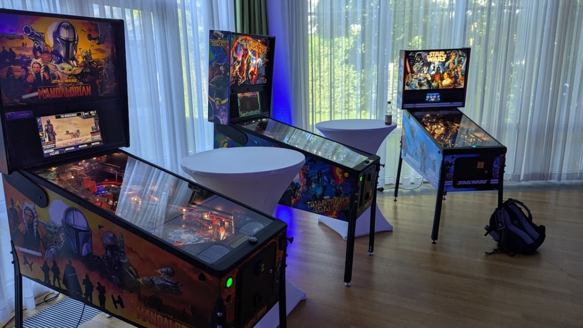TYPO3 Developer Days 2026 Arcade raum mit 3 Flipper-Tischen