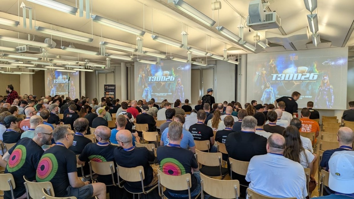 Eröffnung der TYPO3 Developer Days 2026 im Hauptsaal mit 3 Leinwänden