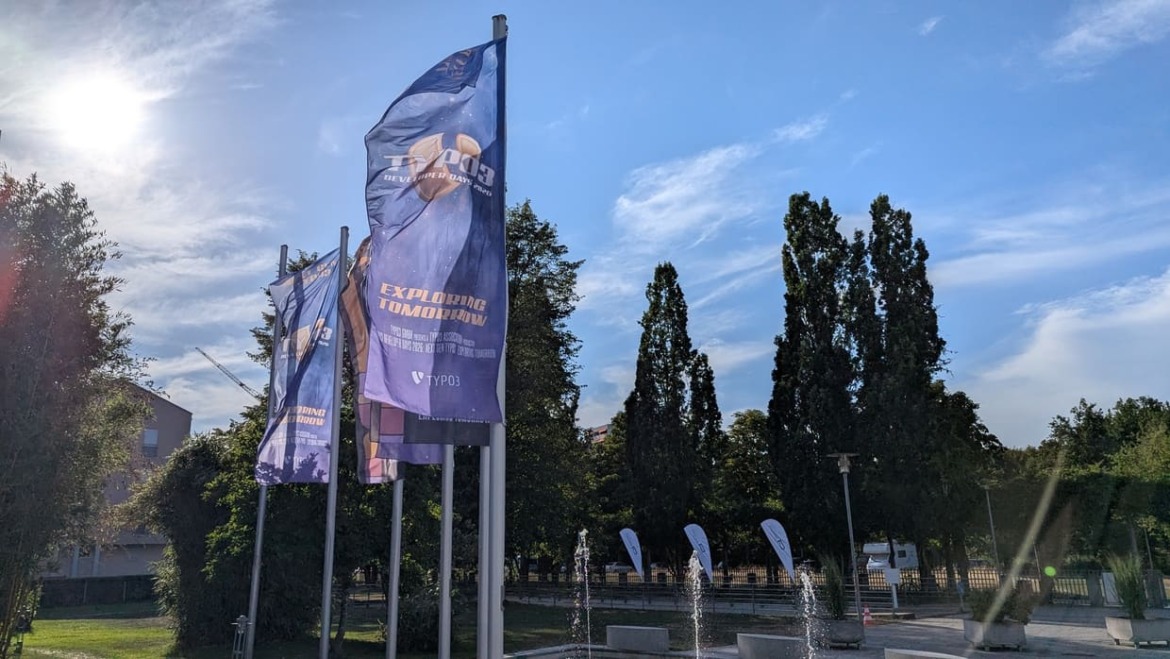 Flaggen zu den TYPO3 Developer Days vor den GenoHotel in Karlsruhe