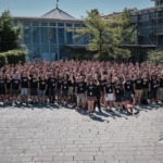 Gruppenfoto der TYPO3 Developer Days 2026 in Karlsruhe vor dem GenoHotel