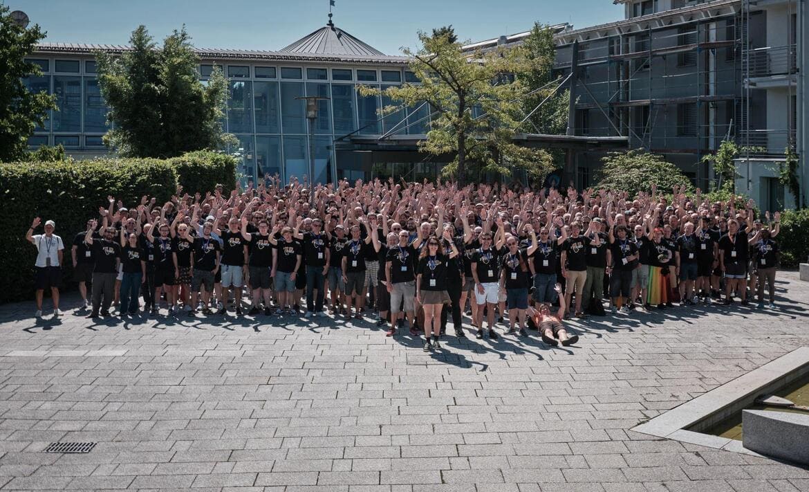 Gruppenfoto der TYPO3 Developer Days 2026 in Karlsruhe vor dem GenoHotel