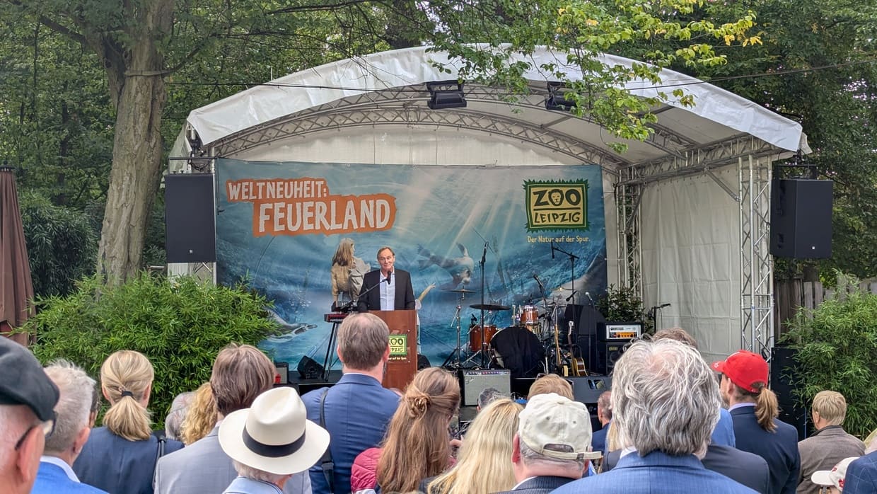 Leipzigs Oberbürgermeister Burkhard Jung bei seiner Rede zur Eröffnung des Feuerlands im Zoo Leipzig