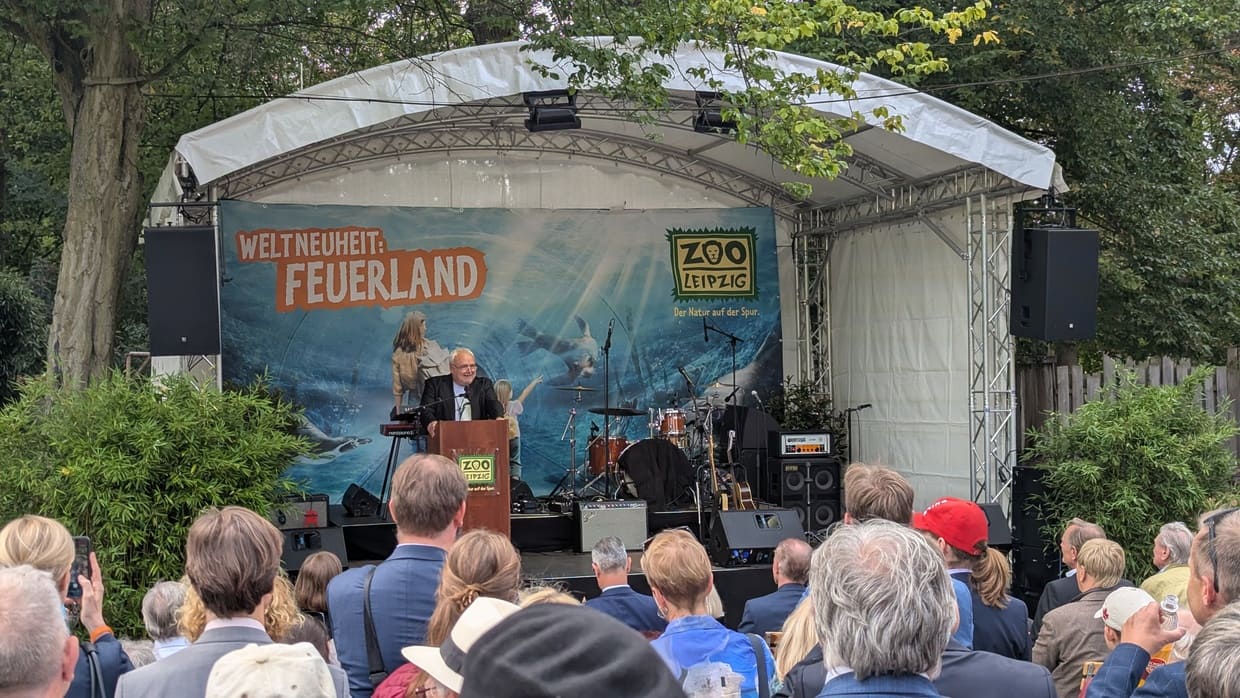 Zoodirektor Jörg Junhold bei seiner Rede zur Eröffnung des Feuerlands im Zoo Leipzig