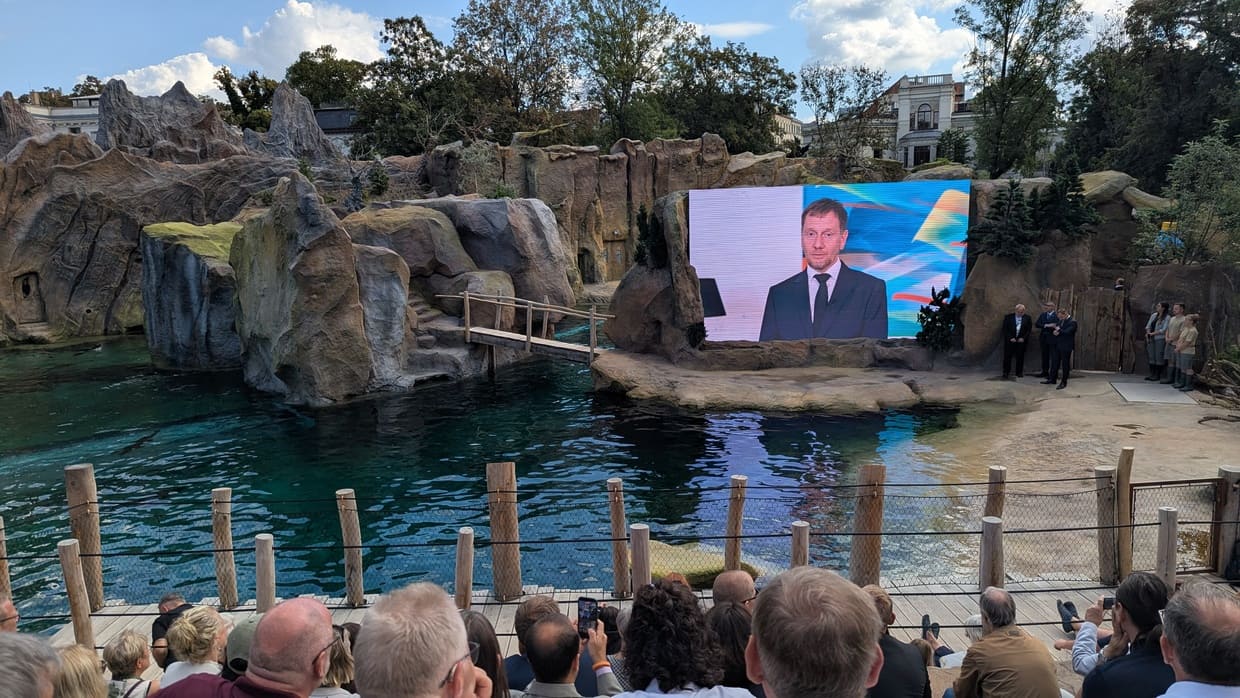Grußworte von Sachsens Ministerpräsident Kretschmer auf riesiger LED-Leinwand im Feuerland Zoo Leipzig