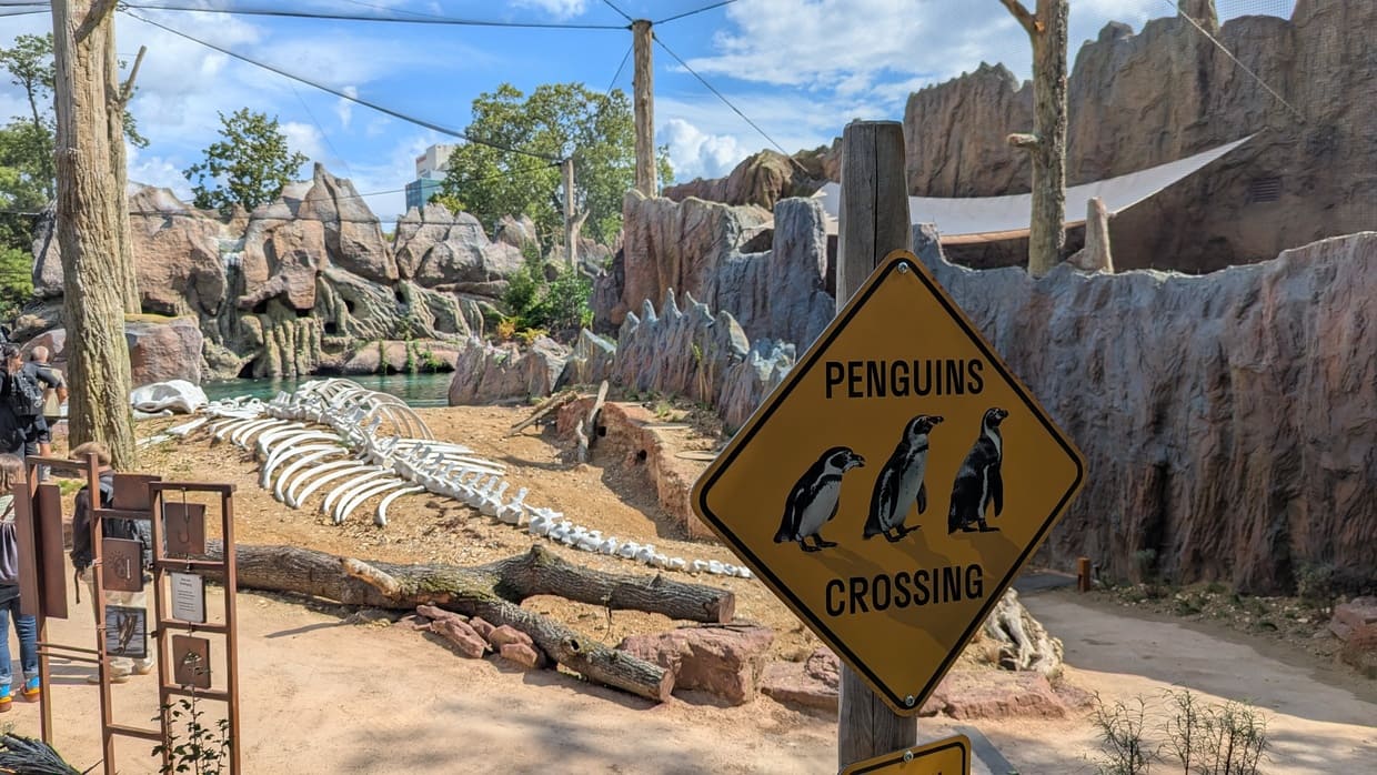 Schild mit Pinguinen und der Aufschrift "Penguins Crossing" im Feuerland Zoo Leipzig