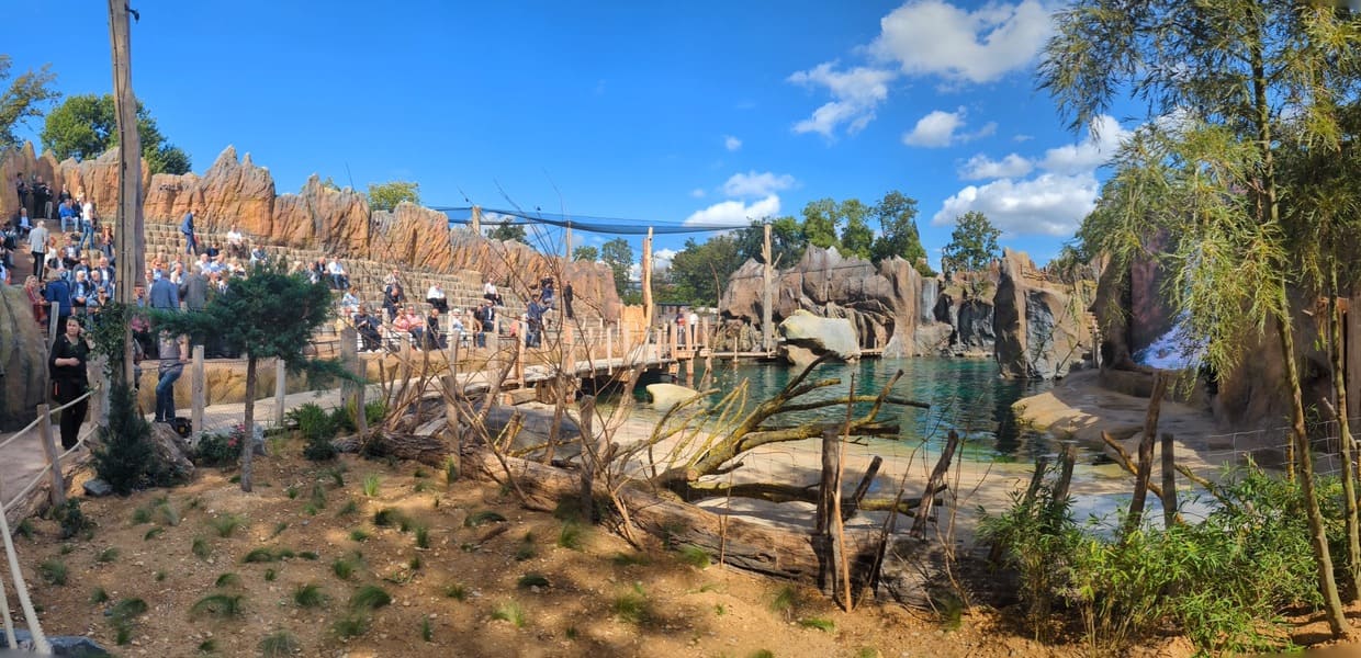 Panorama über die Tribüne und Landschaft des Feuerlands im Zoo Leipzig