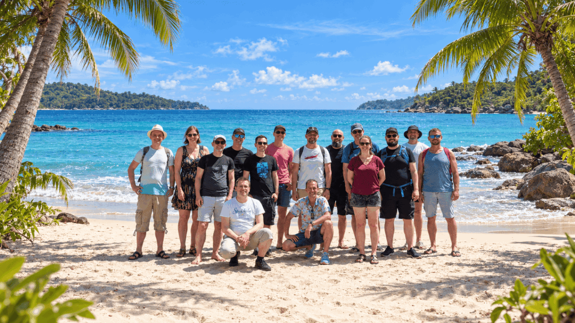KI-manipuliertes clickstorm Teamfoto: Hintergrund und Gesichtsausdrücke wurden verändert. Die Aufnahme am Palmenstrand hat so nicht stattgefunden.
