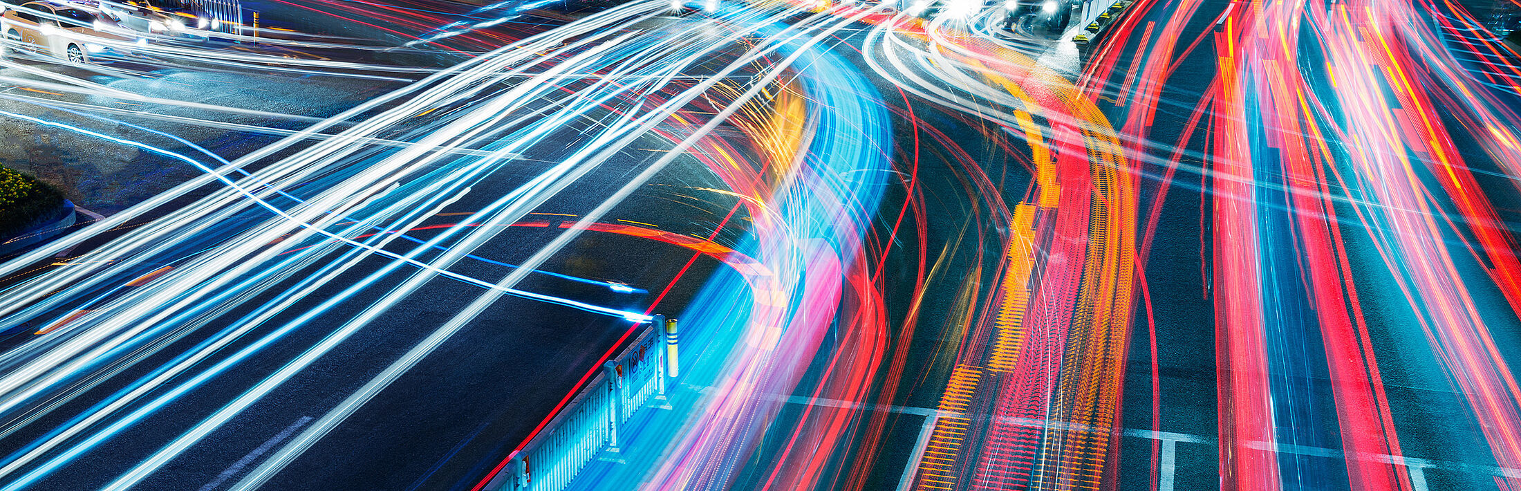 Langzeitbelichtete Autobahn bei Nacht