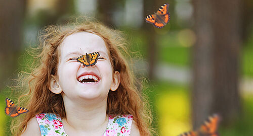 Kinderstube Sachsen - Mädchen mit Schmetterling