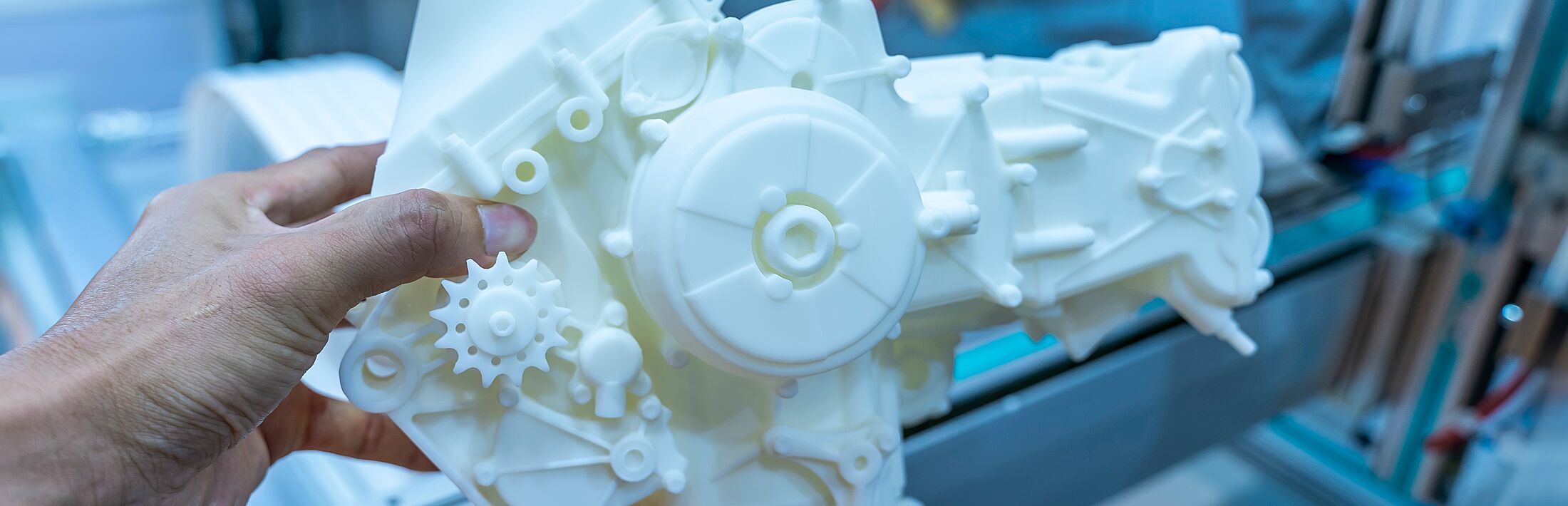 Hand hält Modell von Maschine aus 3D-Drucker