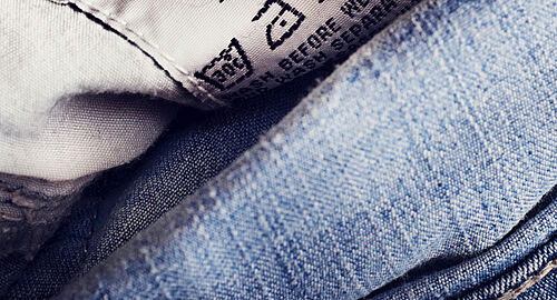 HSH Nordbank - Jeans mit Schild für Waschen, Pflege