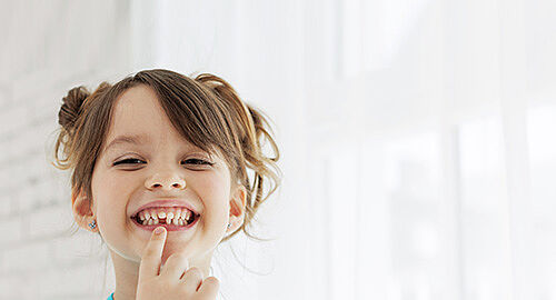 Zahnarzt-Zwenkau - Mädchen mit Zahnlücke