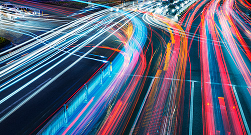 Langzeitbelichtete Autobahn bei Nacht