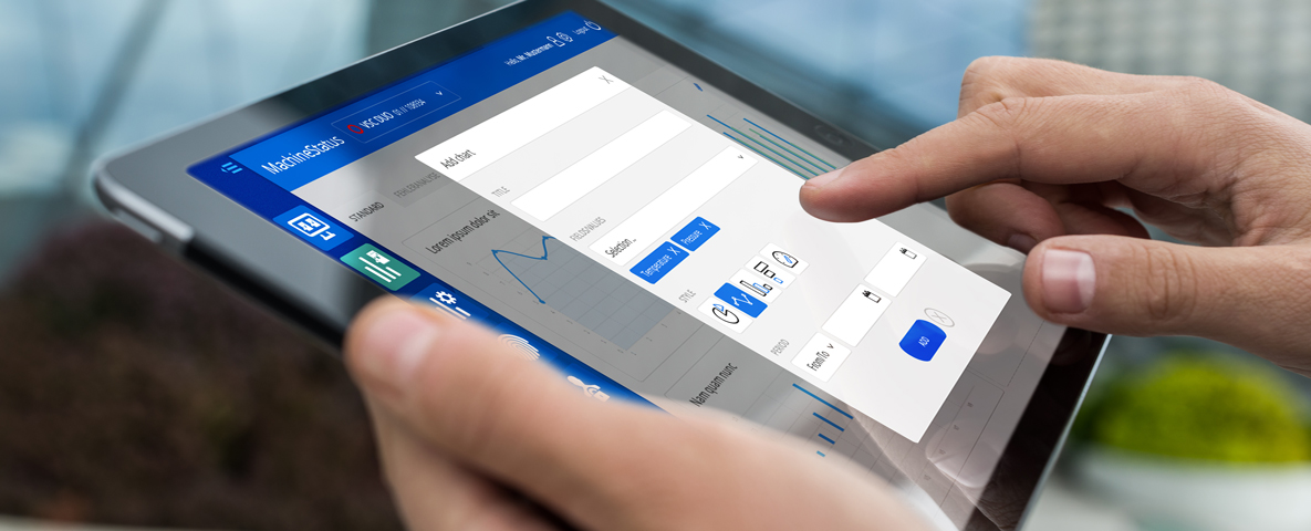 Hand auf Tablet