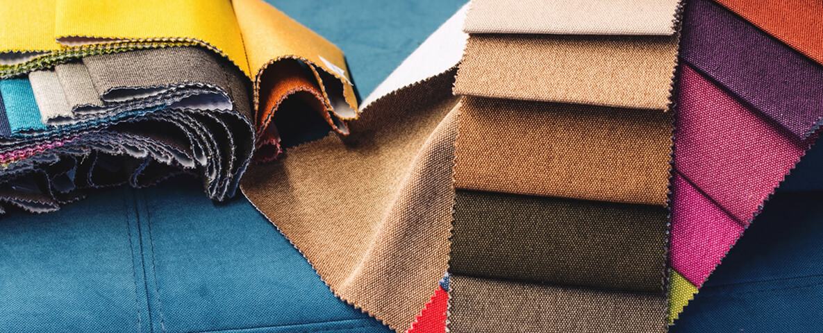 Unterschiedliche Farben und Stoffmuster auf einem Sofa liegend