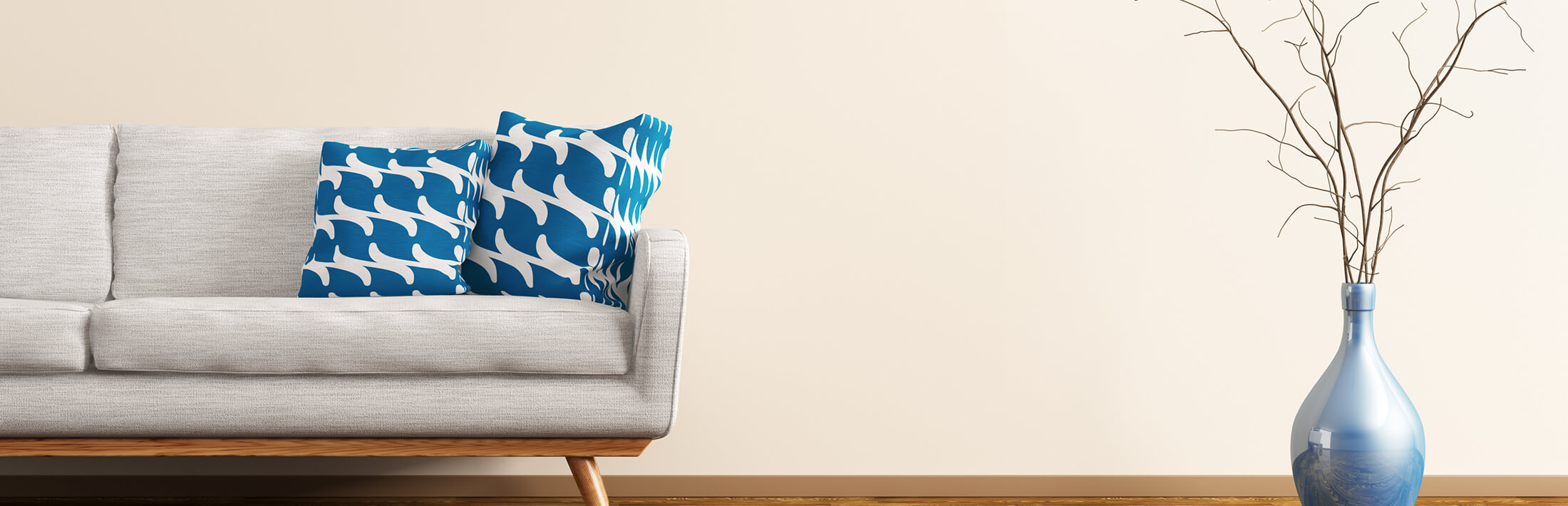 Sofa links und Vase mit Pflanze rechts im Bild