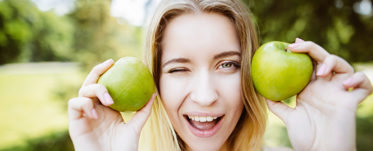 Frau mit Apfel