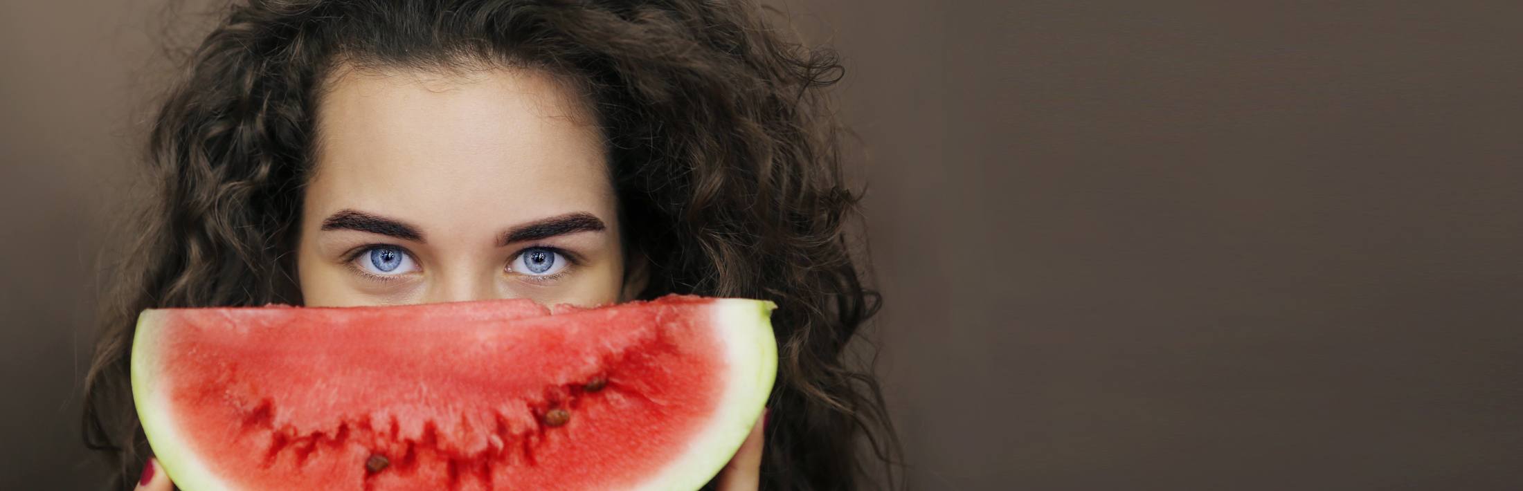 Frau mit Wassermelone
