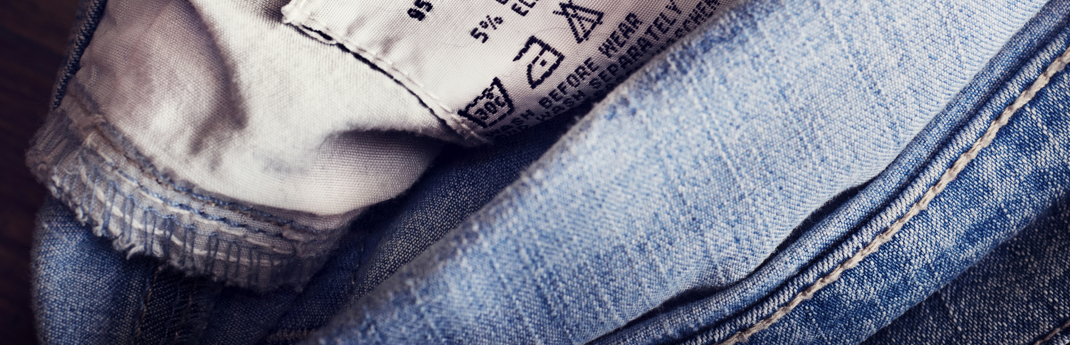 HSH Nordbank - Jeans mit Schild für Waschen, Pflege