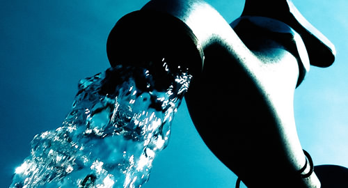 MIDEWA - Wasserhahn mit frischen, klaren Wasser
