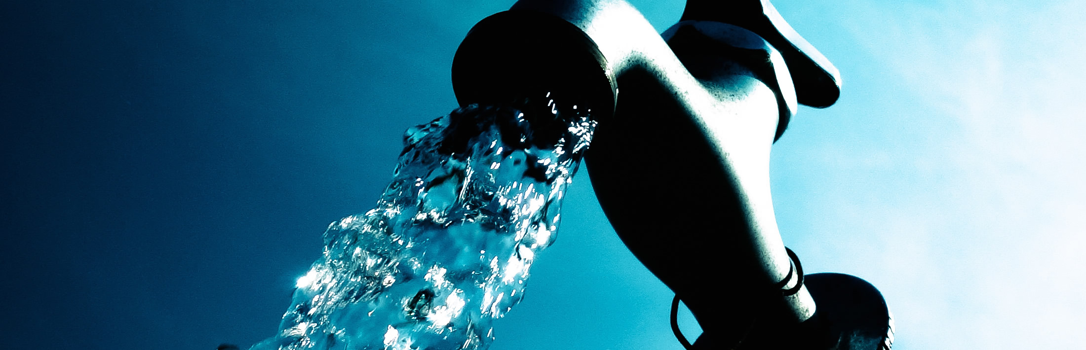 MIDEWA - Wasserhahn mit frischen, klaren Wasser