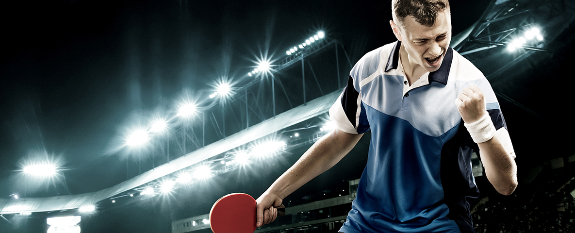 Mann spielt Tischtennis